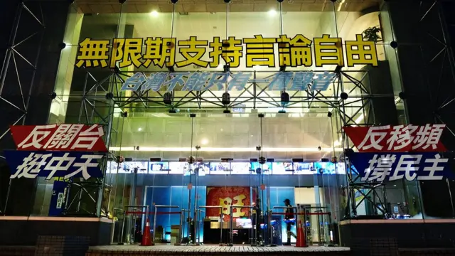台灣中天電視大樓懸掛有「無限期支持言論自由」的標語,表達對換照被拒的抗議。