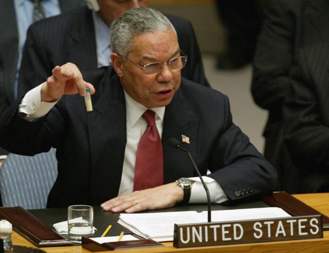 كولين باول وزير الخارجية الأمريكي يعرض أمام مجلس الأمن أنبوبا حاول إقناع الدول الأعضاء والعالم بأن صدام كان يملك بيولوجية.