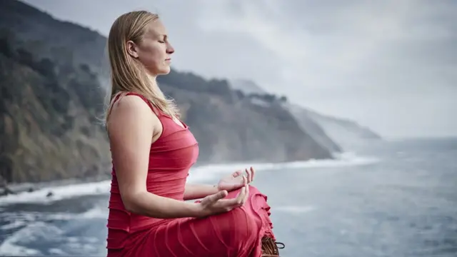 Mujer que medita en California