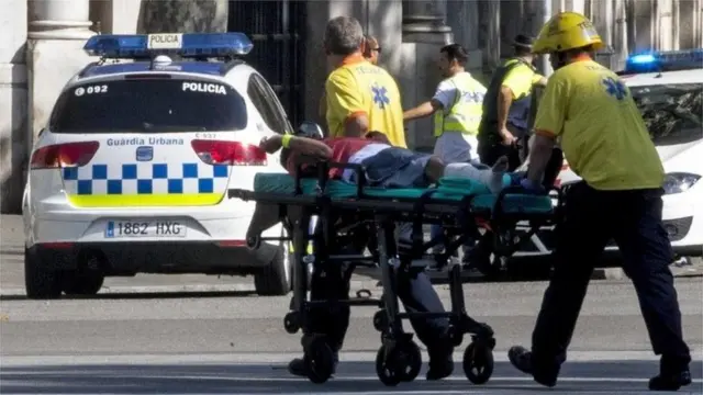 سيارات الإسعاف تقل الجرحى