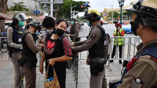 เจ้าหน้าที่ตรวจผู้คนเข้าออกพื้นที่