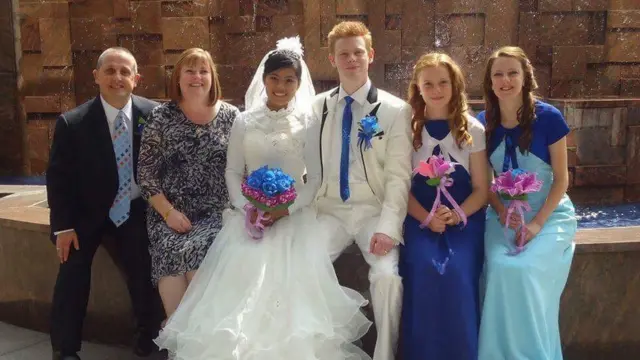 إيان وجيجي في يوم عرسهما مع أسرة إيان