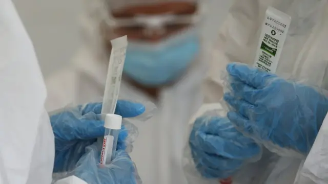 Медработники в защитной экипировке в Казахстане