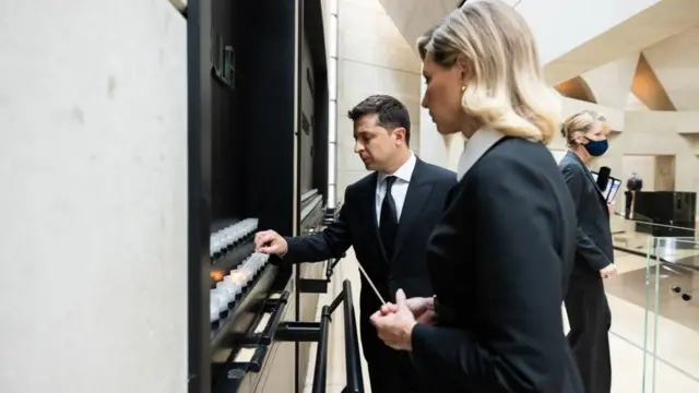 Володимир Зеленський та перша леді Олена Зеленська відвідали Меморіальний музей Голо