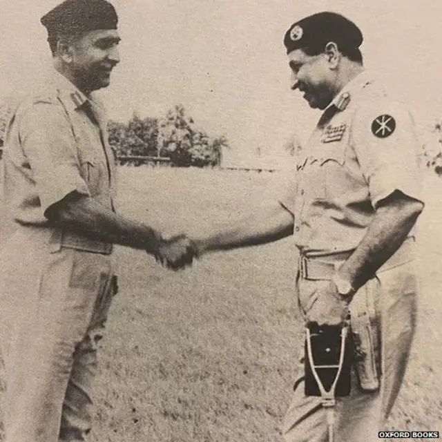 ਜਨਰਲ ਨਿਆਜ਼ੀ ਜਨਰਲ ਅੰਸਾਰ ਨਾਲ ਹੱਥ ਮਿਲਾਉਂਦੇ ਹੋਏ