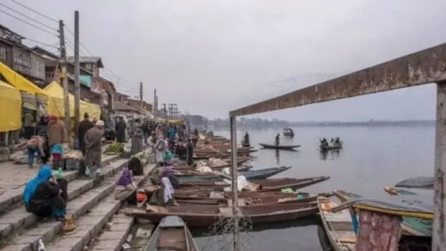 नदीकिनारा