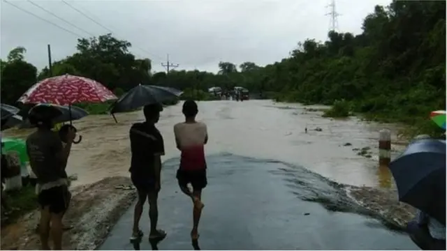 စစ်တွေနဲ့ အမ်းအကြားကားလမ်းတနေရာလည်း ရေကြီးလို့ လမ်းပိတ်ဆို့