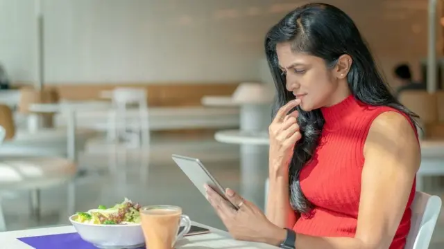 இந்திய உணவகங்கள்: ஹோட்டலில் சாப்பிட்ட பிறகு சேவைக் கட்டணம் கேட்டால் என்ன செய்வது?