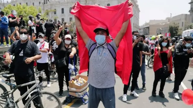 Peruanos celebrando nas ruas a renúnciaganhar dinheiro com futebol onlineMerino