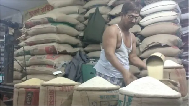 মিনিকেট চালের দাম বেশি বাড়ছে বলে জানাচ্ছেন পাইকারি বিক্রেতারা