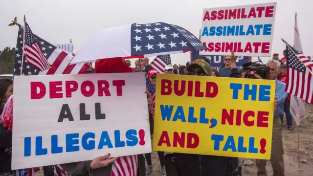 Simpatizantes de Trump con carteles