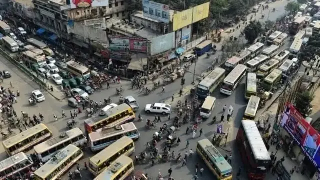 ঢাকার রাস্তায় যানবাহনের বিশৃঙ্খল চলাচল