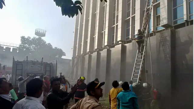 मरोळ: शिडी लावून रुग्णांना आणि नातेवाइकांना बाहेर काढण्यात आलं.