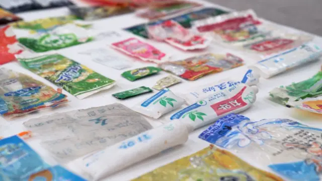 1년 넘게 모은 북한 생활 쓰레기는 과자, 사탕, 아이스크림, 빵, 음료수, 라면, 조미료 등 품목도 다양했지만, 종류도 놀라울 정도로 다양했다