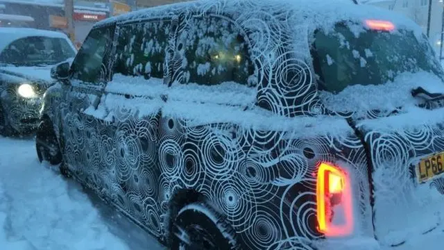 出租车浑身是黑白相间的迷彩图,以防止竞争对手偷拍车型的准确图案。