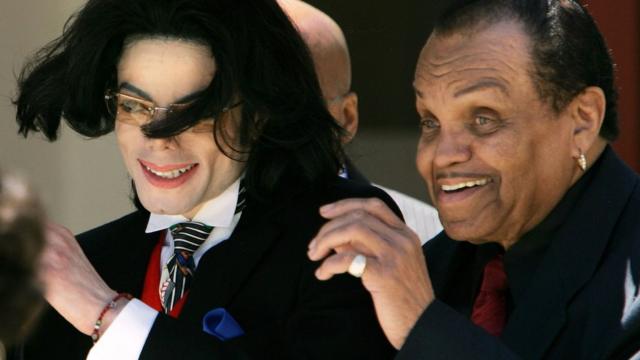 Michael Jackson junto a su padre, Joe Jackson.