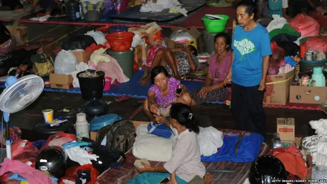 तात्पुरत्या निवाऱ्यांमध्ये लोकांनी आश्रय घेतला आहे.