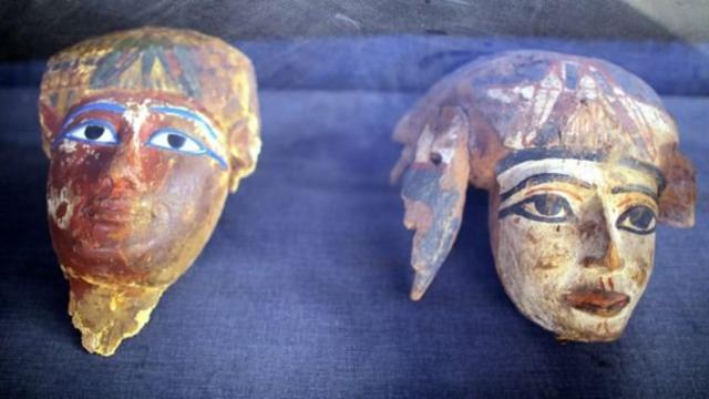 В Египте из гробницы достали мумию возрастом 3,5 тысячи лет - BBC News ...