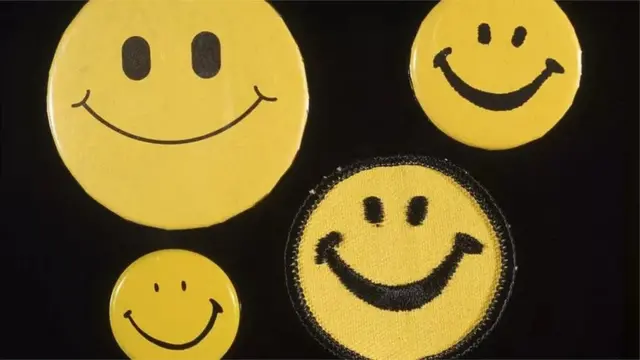 Différents badges en forme de smiley, qui ont circulé dans les années 1970. Celui en bas à gauche est très similaire à l'original de Harvey Ball.
