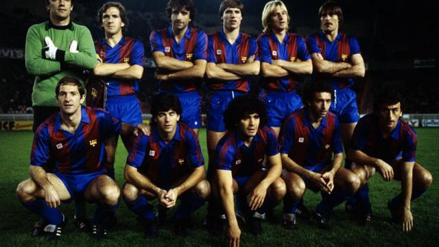 Maradona con el resto de jugadores titulares en un partido del Barcelona.