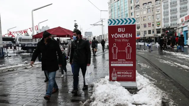 Kent merkezlerinde Covid önlemleri kapsamında kısıtlamalar sürüyor.