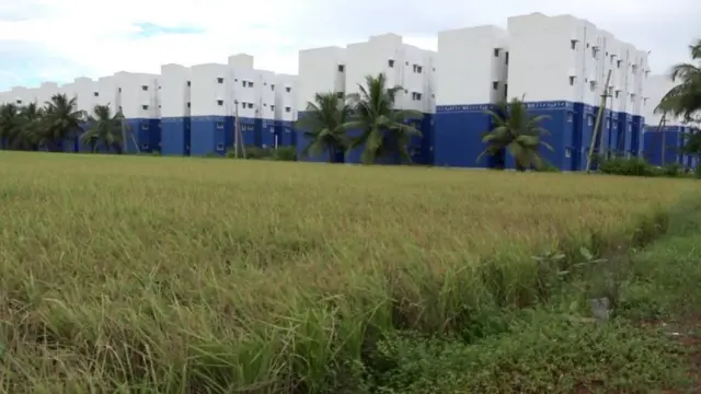 ఇళ్లు అప్పగించడానికి బ్యాంకుల ఆలస్యమే కారణమని అధికారులు చెబుతున్నారు.