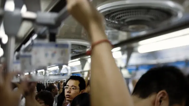 Pessoas no metrô na China