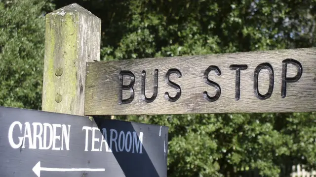 Указатель в Сарри на автобусную остановку и чайную
