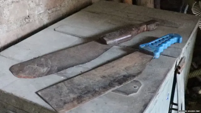 ऊसतोडीसाठी लागणारा कोयता