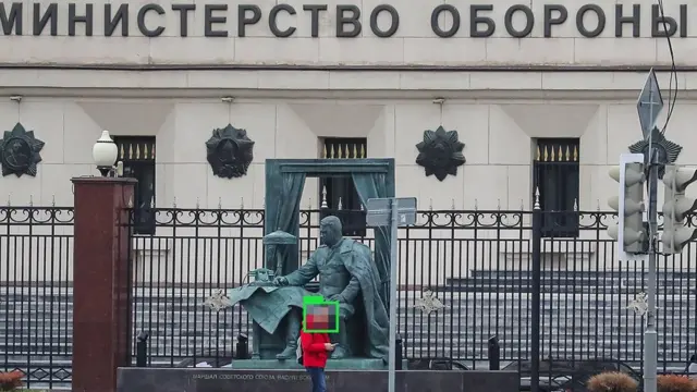 Čelovek na fone zdaniя Minoboronы Rossii