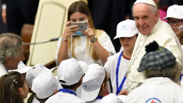 Папа Франциск с пациентами педиатрической клиники в Риме
