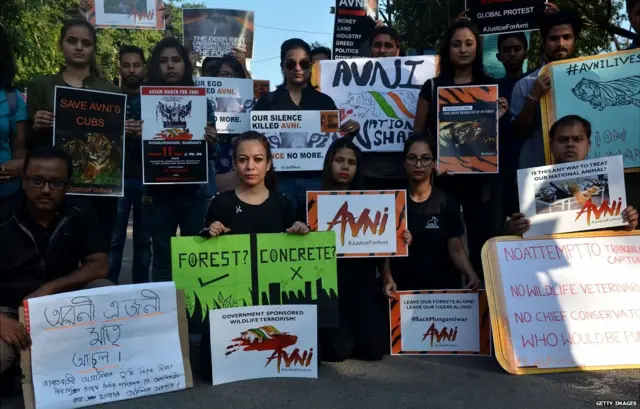 अवनि की तस्वीर लिए प्रदर्शन करते लोग