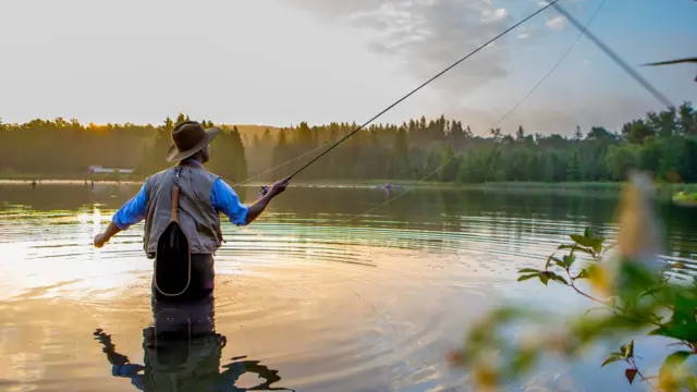Hombre pescando en río