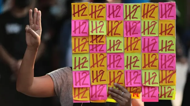 ผู้ชุมนุมราษฎรรณรงค์ให้ยกเลิกการใช้มาตรา 112 ในระหว่างการชุมนุมเมื่อ 28 ก.พ. ทว่าแอมมี่ได้ตกเป็นผู้ต้องหารายล่าสุดในคดีนี้จากเหตุวางเพลิงเผาพระบรมฉายาลักษณ์