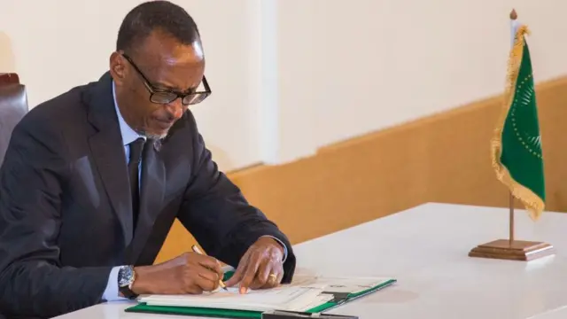 Le président rwandais Paul Kagamé signe en 2018 l'accord pour l'établissement de la zone de libre-échange continentale africaine.