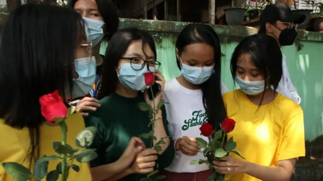 ဆန္ဒပြမှုတွေမှာ ပါဝင်တယ်ဆိုပြီး ရာနဲ့ချီထိန်းသိမ်းခံရသူတွေကို ပြန်လွှတ်ပေးရာမှာ အသက်မပြည့်သေးသူတွေနဲ့ လူငယ်တွေလည်း ပါဝင်ခဲ့