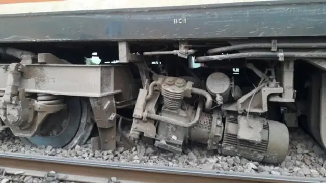 पटरी से उतरा डिब्बा