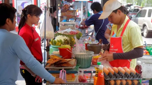 Thứ hai: Màu vàng, tương ứng với mặt trăng và thần Chandra của đạo Hindu