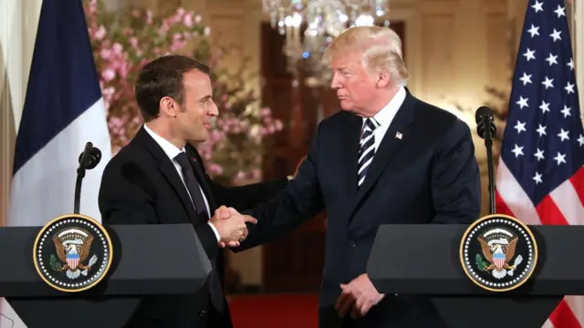 O presidente francês Emmanuel Macron cumprimenta Donald Trump