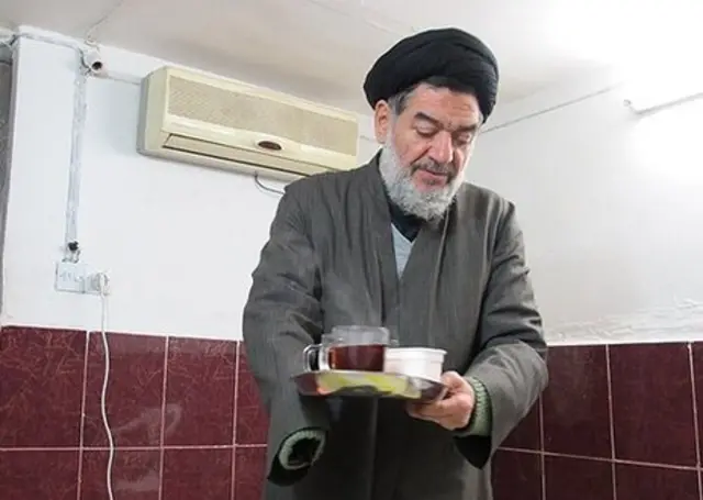 علی اکبر محتشمی پور در سال ۱۳۶۲ از یک سوء‌قصد که به صورت بسته انفجاری در دمشق محل ماموریتش کار گذاشته شده بود جان به در برد