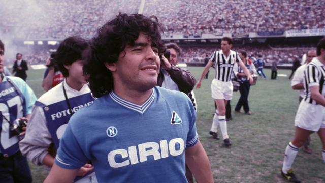 Maradona juega contra la Juventus