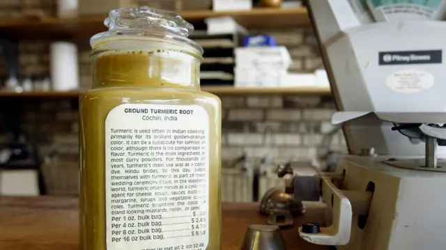 Frasco con polvo de cúrcuma