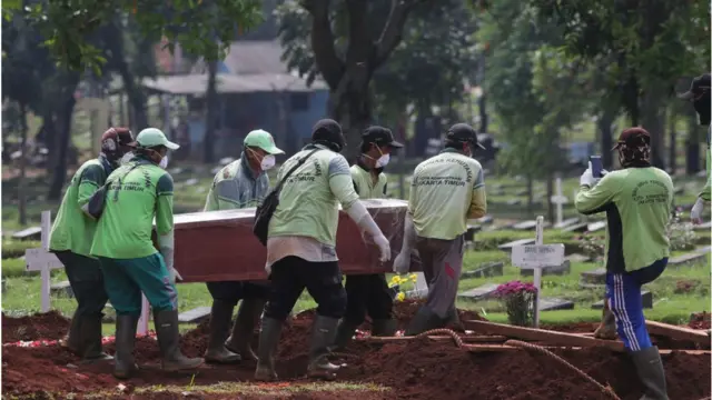লাশের সতকার যারা করবেন, তাদেরকে বিশেষ সতর্কতা মেনে চলার কথা বলা হয়েছে।