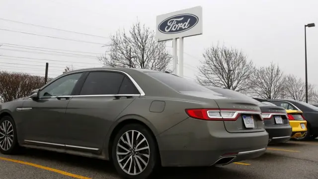 Автомобили у завода ford во Флэт-Роке