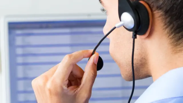 Un hombre en un centro de atención telefónico