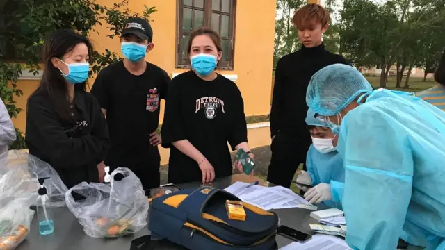 Các hành khách bên trong khu cách ly làm sim điện thoại