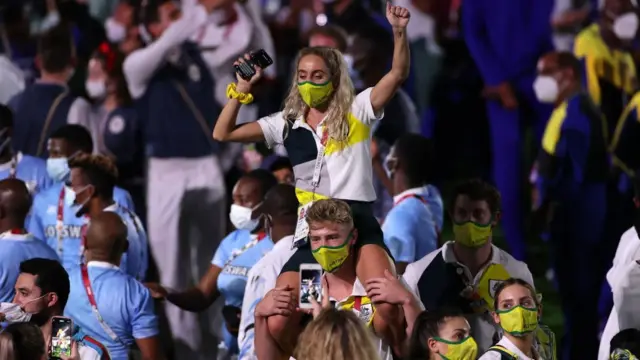 Australian athlete sidon ontop di shoulder of her fellow athlete