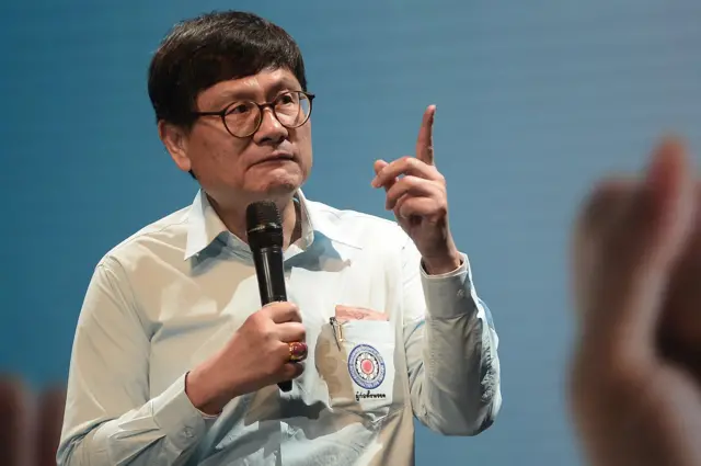 เอนก เหล่าธรรมทัศน์