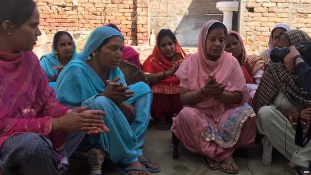 ਕਮਾਈ ਤੇ ਸੱਭਿਆਚਾਰਕ ਸੰਭਾਲ ਦੇ ਨਾਲ ਇਹ ਪਿੰਡ ਦੀਆਂ ਔਰਤਾਂ ਲਈ ਇਕੱਠੇ ਬੈਠਣ ਦਾ ਵੀ ਮੌਕਾ ਹੈ