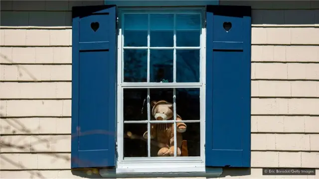 Di AS dan Australia, banyak orang meletakkan mainan boneka di jendela mereka untuk menghibur anak-anak selama pandemi.